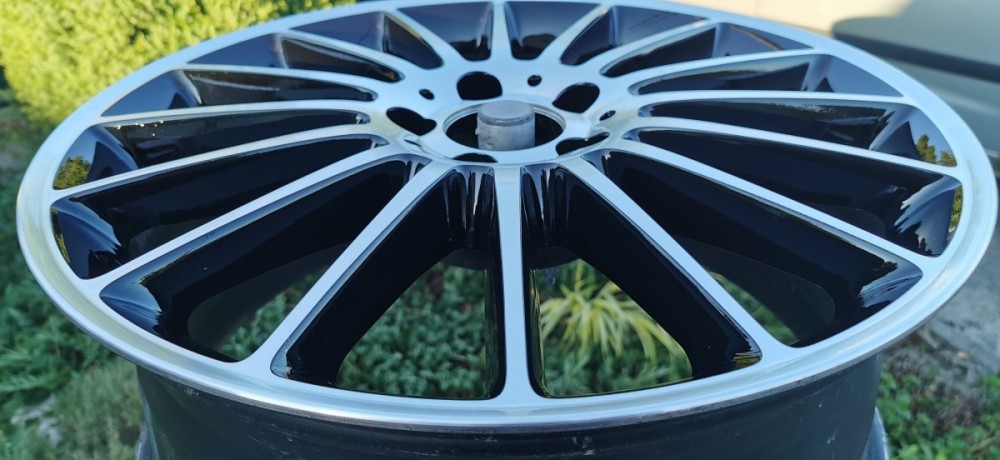 Černý leštěný disk s Diamond Cut efektem